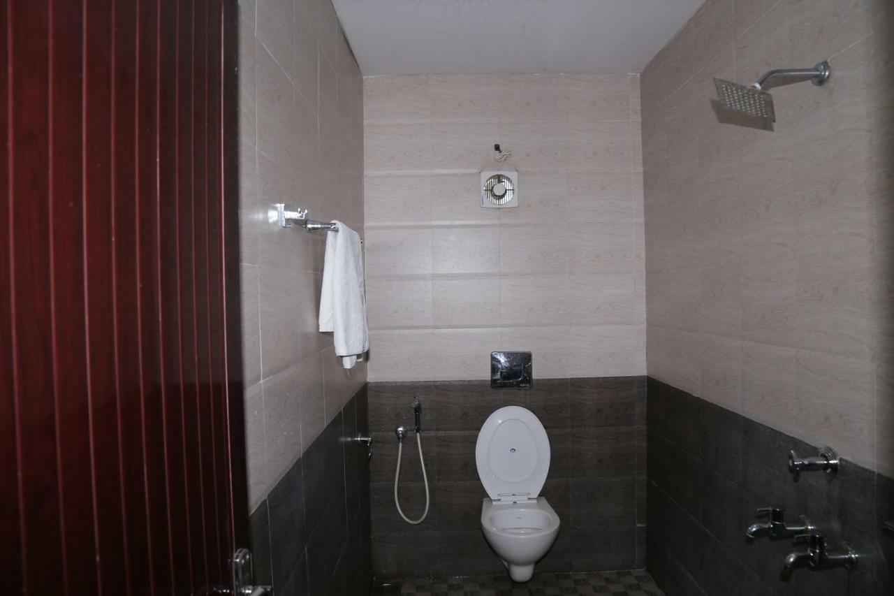 Kodavath Regency Alwaye エクステリア 写真